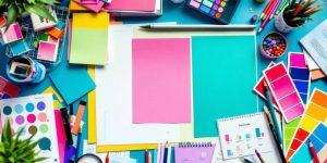 Luova työtila brändäysmateriaaleilla ja väri-ideoilla.